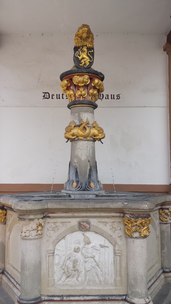 Der Volkerbrunnen am Deutschen Haus 