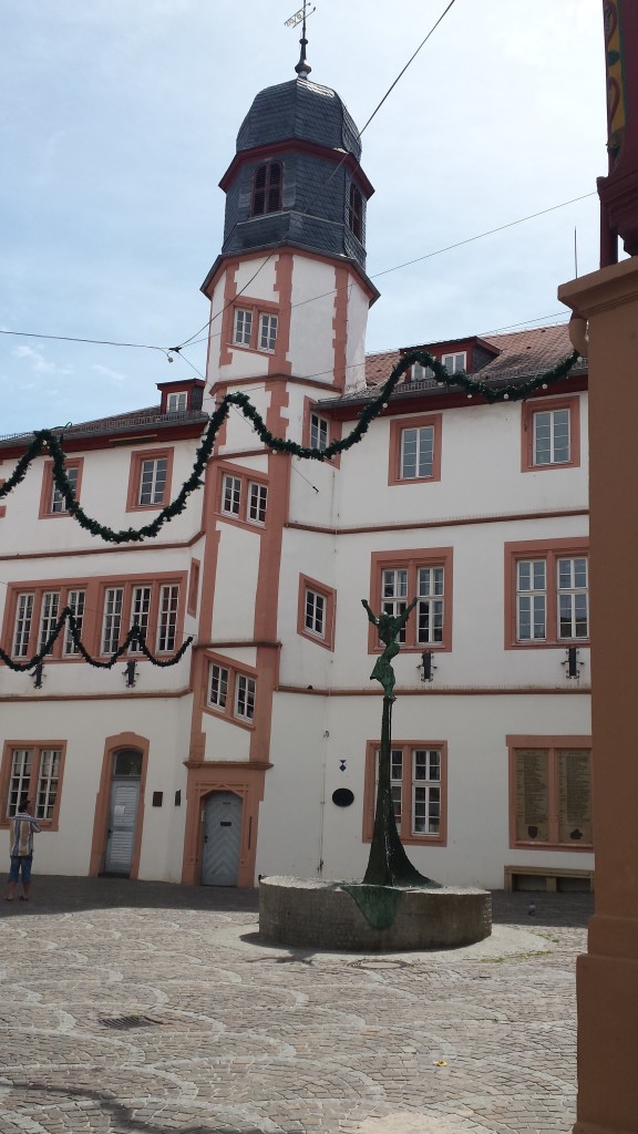 Das alte Rathaus mit wunderbarem Glockenspiel ("Yesterday" von den Beatles)